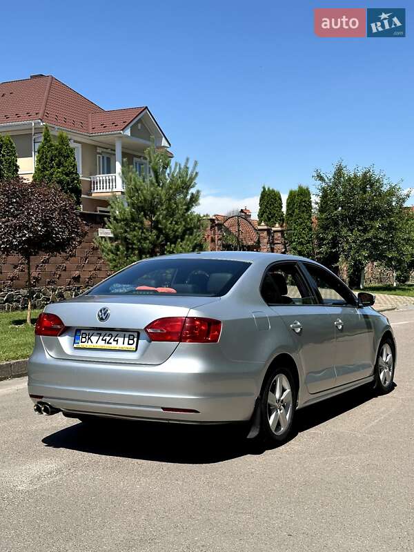 Седан Volkswagen Jetta 2011 в Ровно