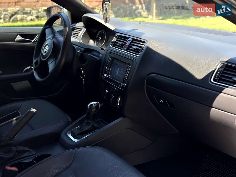 Седан Volkswagen Jetta 2011 в Ровно