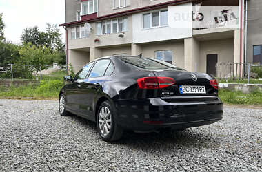 Седан Volkswagen Jetta 2015 в Львові