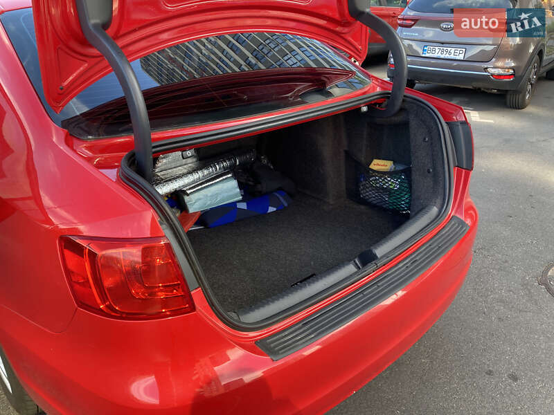 Седан Volkswagen Jetta 2014 в Києві