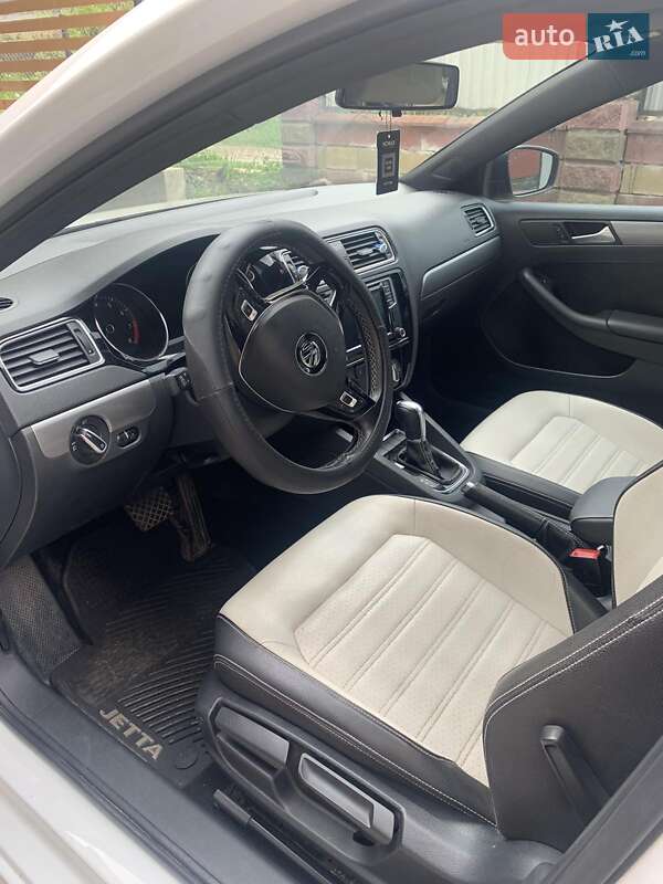Седан Volkswagen Jetta 2015 в Рахове