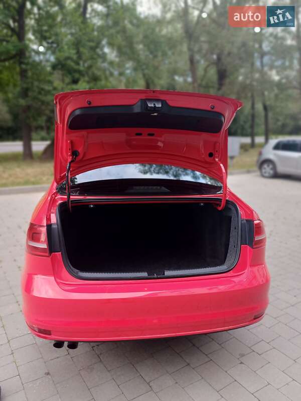 Седан Volkswagen Jetta 2014 в Львове