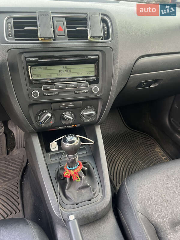 Седан Volkswagen Jetta 2010 в Подгородном