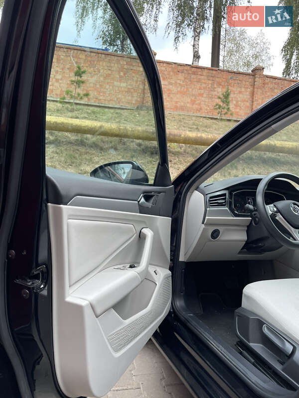 Седан Volkswagen Jetta 2020 в Черновцах