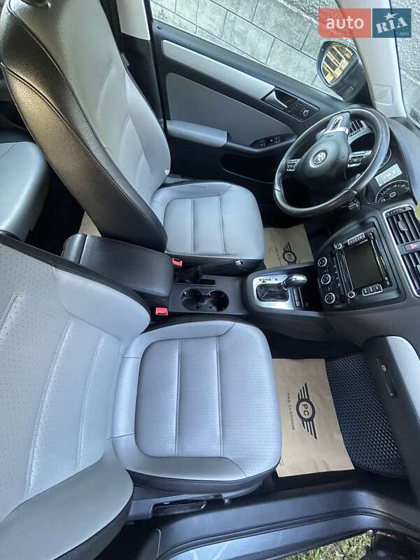 Седан Volkswagen Jetta 2014 в Чернівцях