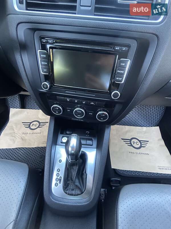 Седан Volkswagen Jetta 2014 в Чернівцях