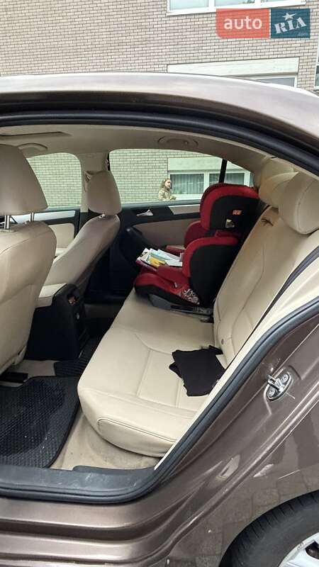 Седан Volkswagen Jetta 2012 в Львове