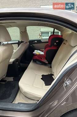 Седан Volkswagen Jetta 2012 в 