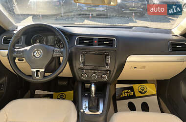 Седан Volkswagen Jetta 2013 в 