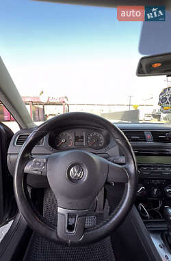 Седан Volkswagen Jetta 2010 в Львові