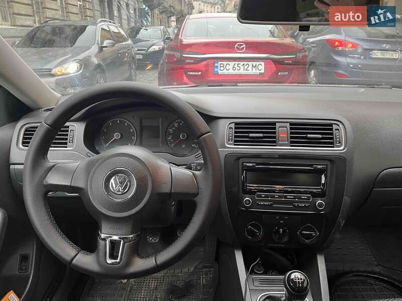 Седан Volkswagen Jetta 2014 в Львові