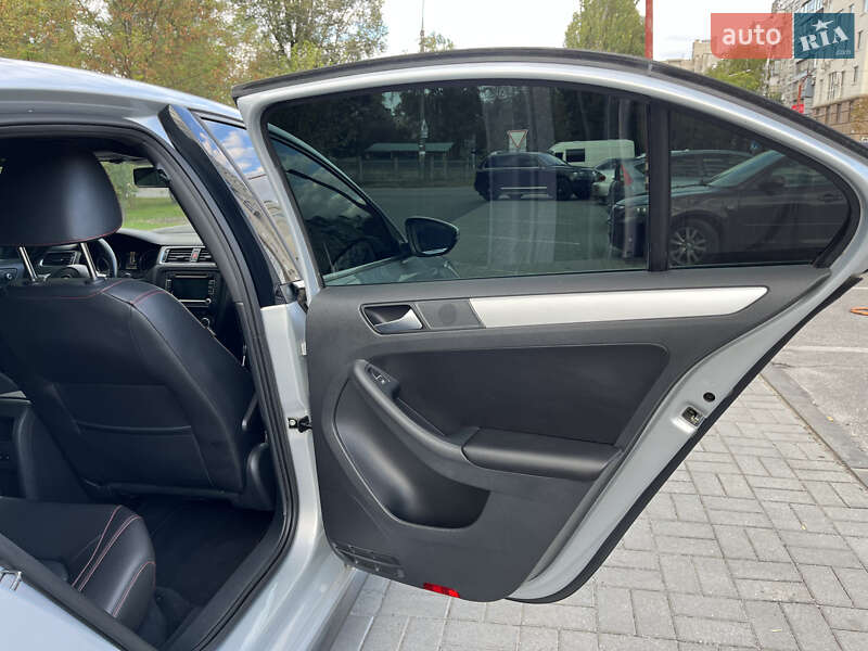 Седан Volkswagen Jetta 2012 в Запоріжжі