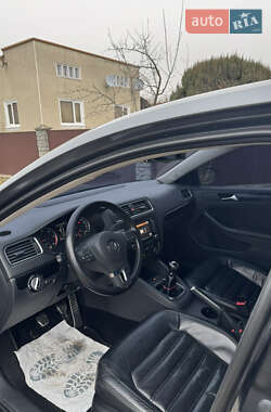 Седан Volkswagen Jetta 2010 в Калуші