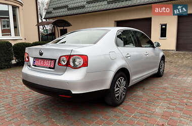 Седан Volkswagen Jetta 2006 в Хороле