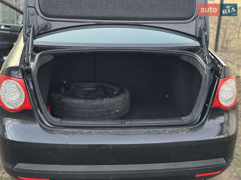 Седан Volkswagen Jetta 2006 в Надворной