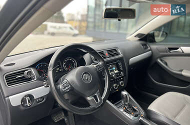 Седан Volkswagen Jetta 2012 в 