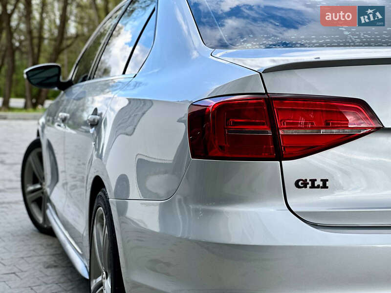 Седан Volkswagen Jetta 2015 в Новояворівську