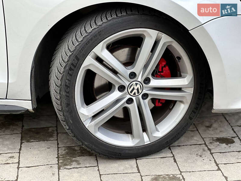 Седан Volkswagen Jetta 2015 в Новояворівську