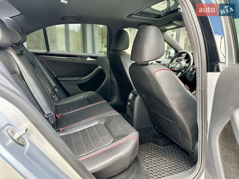 Седан Volkswagen Jetta 2015 в Новояворівську