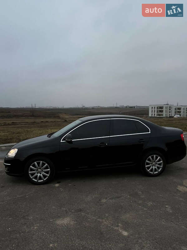 Седан Volkswagen Jetta 2010 в Рівному