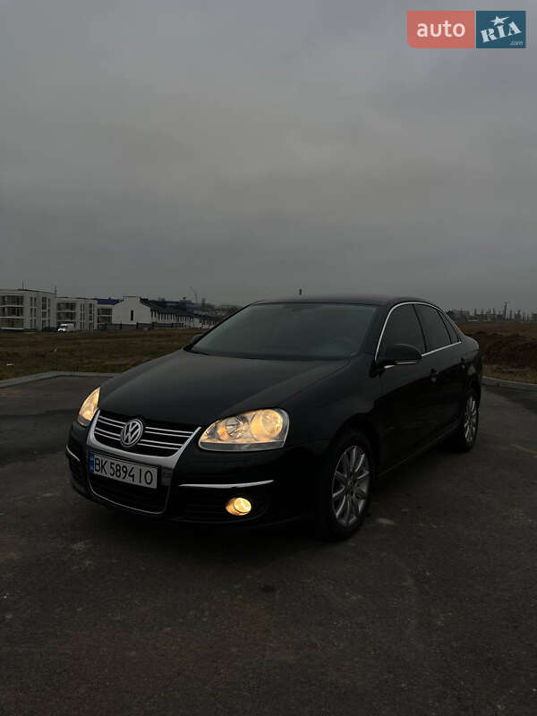 Седан Volkswagen Jetta 2010 в Рівному