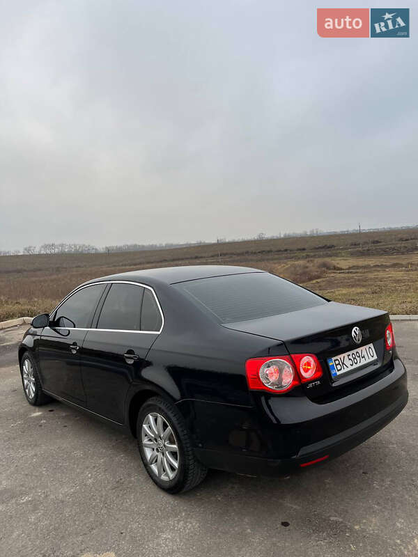 Седан Volkswagen Jetta 2010 в Рівному