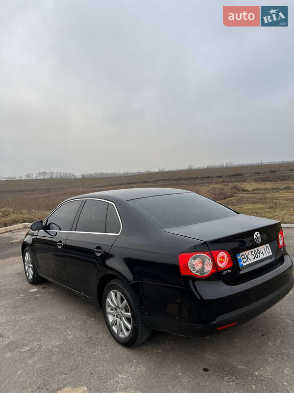 Седан Volkswagen Jetta 2010 в Рівному
