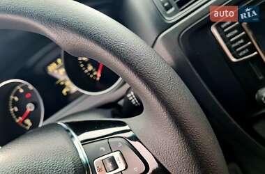Седан Volkswagen Jetta 2015 в 