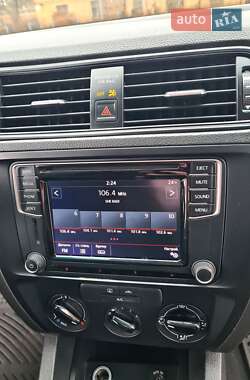 Седан Volkswagen Jetta 2015 в 