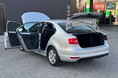 Седан Volkswagen Jetta 2011 в 