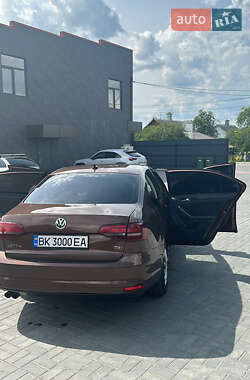 Седан Volkswagen Jetta 2016 в Ровно