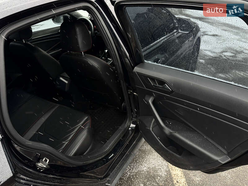 Седан Volkswagen Jetta 2019 в Киеве