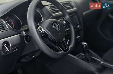 Седан Volkswagen Jetta 2015 в Львове