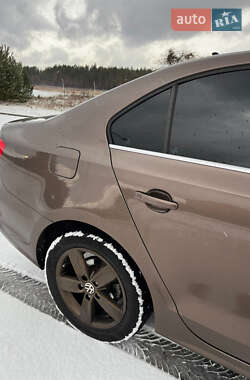 Седан Volkswagen Jetta 2013 в 