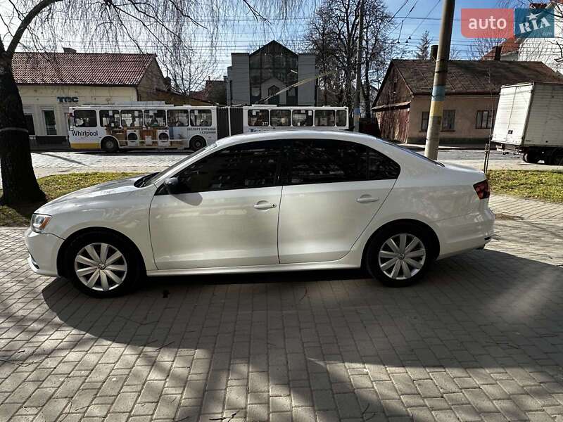 Седан Volkswagen Jetta 2015 в Чернівцях