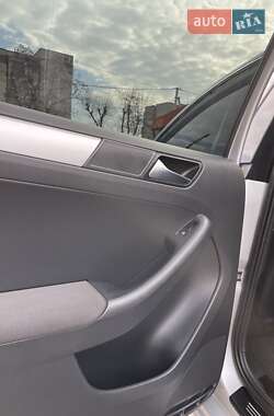 Седан Volkswagen Jetta 2011 в 