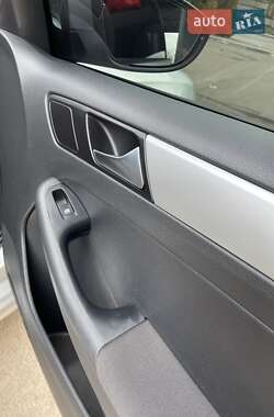 Седан Volkswagen Jetta 2011 в 
