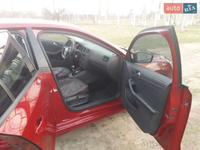 Седан Volkswagen Jetta 2016 в Окнах