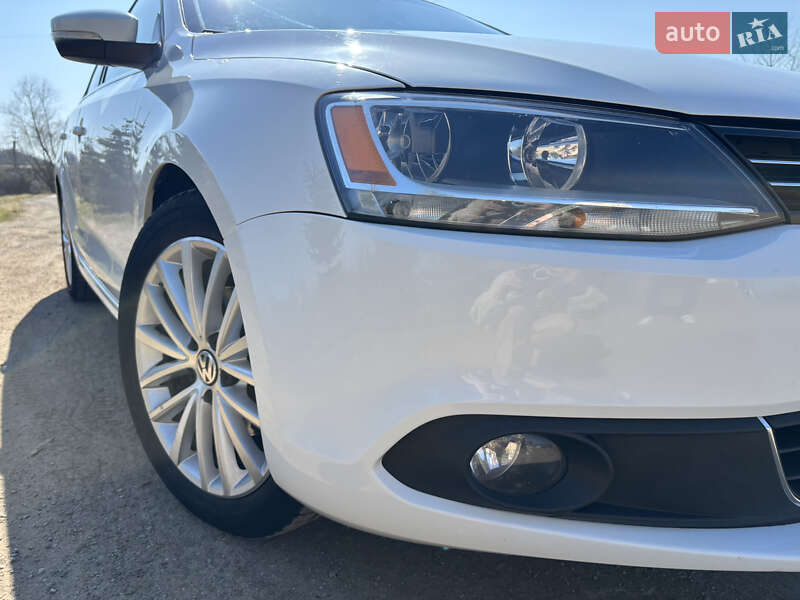 Седан Volkswagen Jetta 2014 в Львові