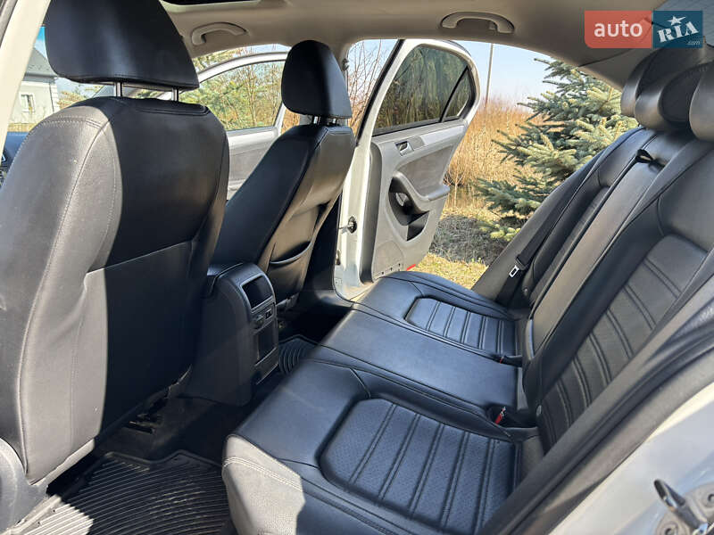 Седан Volkswagen Jetta 2014 в Львові