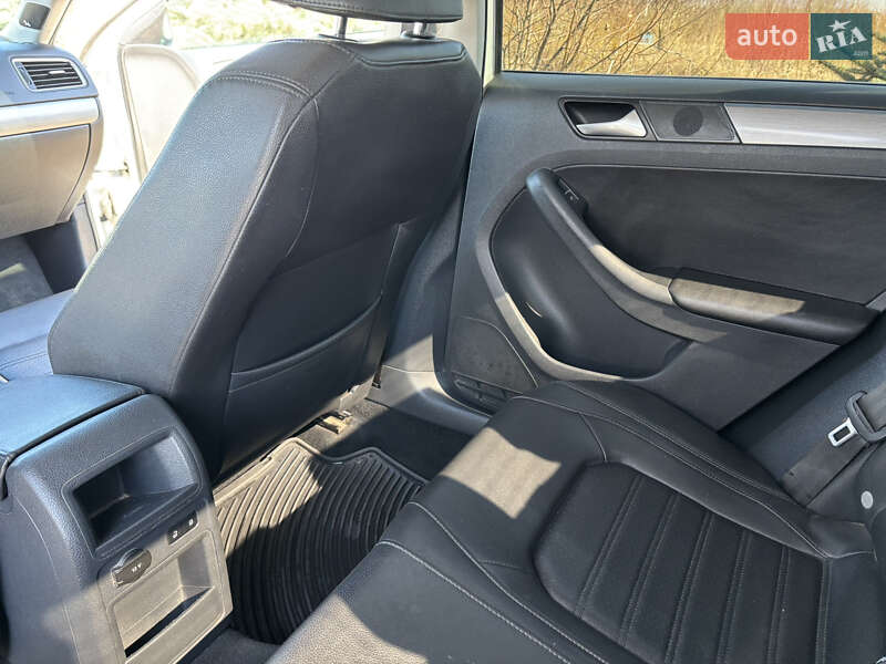 Седан Volkswagen Jetta 2014 в Львові