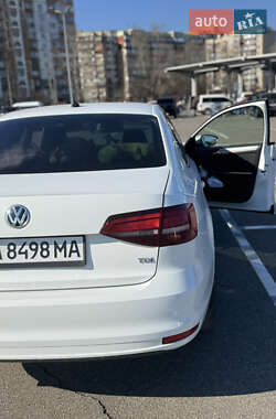 Седан Volkswagen Jetta 2016 в 