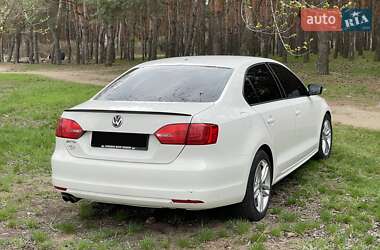 Седан Volkswagen Jetta 2011 в 