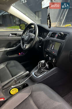 Седан Volkswagen Jetta 2011 в 