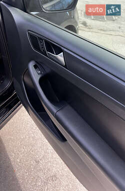 Седан Volkswagen Jetta 2011 в 