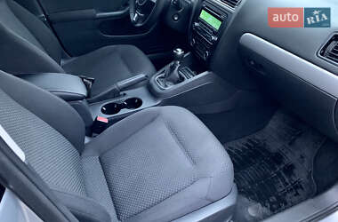Седан Volkswagen Jetta 2011 в 