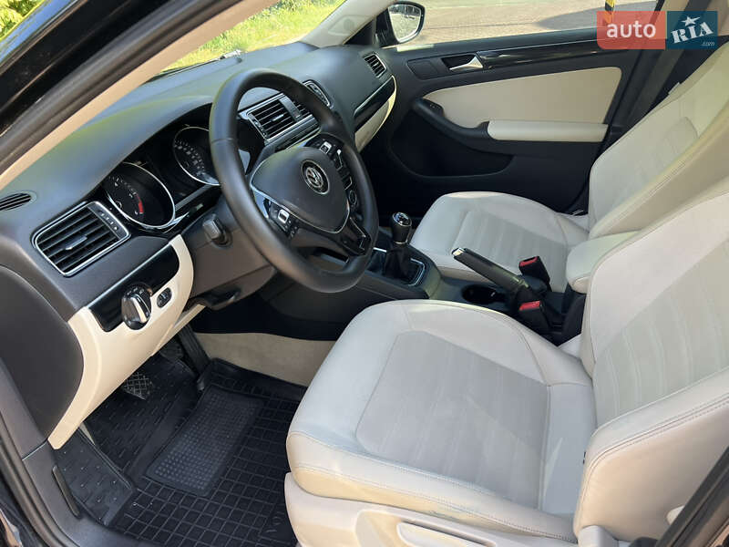 Седан Volkswagen Jetta 2016 в Ровно