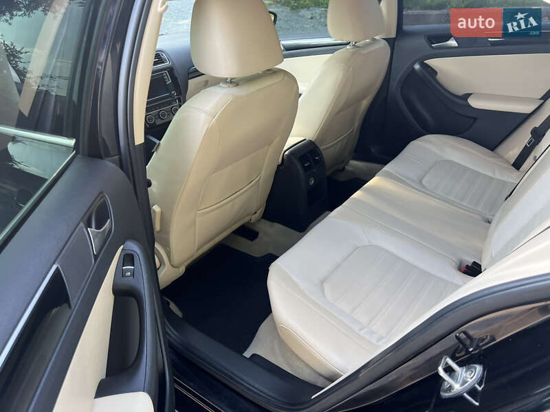 Седан Volkswagen Jetta 2016 в Ровно