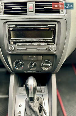 Седан Volkswagen Jetta 2014 в 