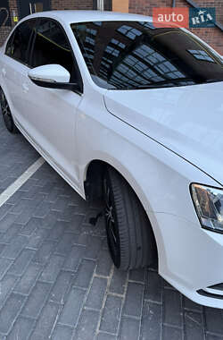 Седан Volkswagen Jetta 2015 в 